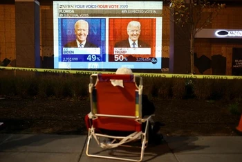 Người dân tại Washington, D.C. theo dõi kết quả kiểm phiếu của bang Florida. (Ảnh: Reuters)