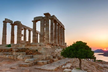 Toàn cảnh ngôi đền thờ Thần Biển Poseidon tại Mũi Sounion, cực Nam của bán đảo Attica được xây dựng vào năm 440 trước CN. 