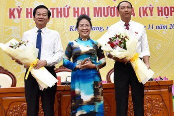 Ông Lâm Minh Thành (bên phải) được bầu giữ chức Chủ tịch UBND tỉnh Kiên Giang.