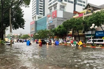 Nhiều tuyến đường ở TP Vũng Tàu ngập sâu sau mưa kéo dài.