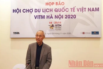 Phó Chủ tịch Thường trực Hiệp hội Du lịch Việt Nam Vũ Thế Bình phát biểu tại họp báo. 