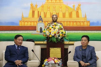 Đồng chí Sunthon Saynhachac (phải) khẳng định sẽ sử dụng đúng mục đích và hiệu quả số khẩu trang mà Ban Đối ngoại T.Ư Đảng cộng sản Việt Nam trao tặng, chiều 6-11.