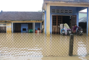 Nhà của người dân ở phường Phổ Văn, thị xã Đức Phổ bị ngập sâu.