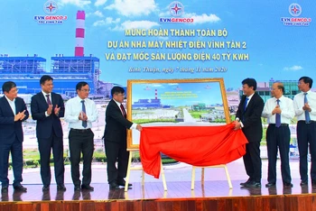 Các đại biểu thực hiện nghi thức mở băng khánh thành toàn bộ Dự án Nhà máy Nhiệt điện Vĩnh Tân 2.