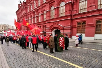 Người dân tuần hành kỷ niệm 103 năm Cách mạng Tháng Mười.