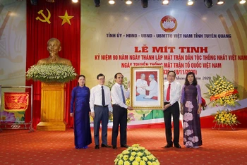Đồng chí Trần Thanh Mẫn, Bí thư T.Ư Đảng, Chủ tịch Ủy ban Trung ương MTTQ Việt Nam tặng tranh lưu niệm cho lãnh đạo tỉnh Tuyên Quang.