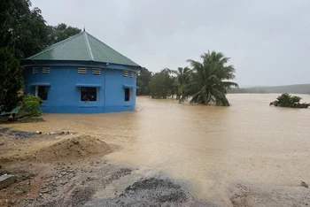 Nhà máy nước Tân Lương của công ty ở TP Đông Hà những ngày mưa lũ bị ngập, ảnh hưởng nặng.