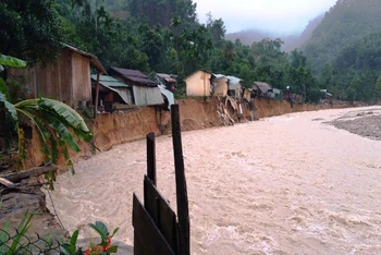 Nhiều ngôi nhà ở thôn 2, xã Trà Leng sạt lở nghiêm trọng.