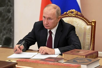Tổng thống V. Putin ký ban hành luật thành lập chính phủ. (Nguồn: TASS)
