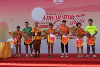 Chạy bộ gây quỹ từ thiện "Ánh dương soi chiếu" tại chùa Tam Chúc, tỉnh Hà Nam.