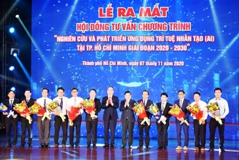 Đồng chí Nguyễn Thiện Nhân và các thành viên Hội đồng tư vấn ứng dụng AI tại TP Hồ Chí Minh.
