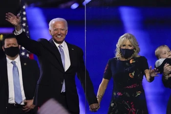 Ông Biden và vợ ông, bà Jill, vẫy chào người ủng hộ tại TP Wilmington, bang Delaware, tối 7-11. (Ảnh: AP)