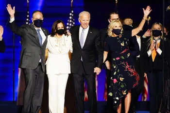 Ông Joe Biden (thứ hai, bên phải) và vợ Jill Biden (ngoài cùng, bên phải), cùng bà Kamala Harris (thứ hai, bên trái) và chồng Doug Emhoff (ngoài cùng, bên trái). (Ảnh: USD Today)
