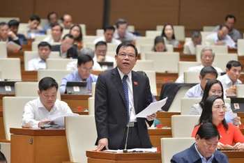 Bộ trưởng Nông nghiệp và Phát triển nông thôn Nguyễn Xuân Cường trả lời chất vấn của các đại biểu Quốc hội, sáng 9-11.