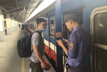 Hành khách đi tàu thống nhất, xuất phát tại ga Sài Gòn.
