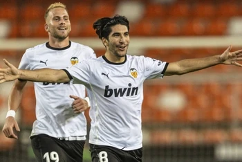 Carlos Soler trở thành người hùng của Valencia với cú “hat-trick” penalty vào lưới Real. (Ảnh: Valencia CF)