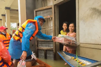 World Vision Việt Nam trong chuyến cứu trợ khẩn cấp cho người dân tại huyện Hải Lăng, tỉnh Quảng Trị.