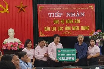 Hệ thống MTTQ các cấp ở Nam Định đã tiếp nhận số tiền mặt bảy tỷ đồng ủng hộ đồng bào miền trung.