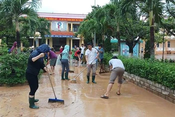 Các trường học ở vùng lũ Quảng Trị dọn dẹp để đón học sinh đi học trở lại sau lũ. Ảnh: LÂM QUANG HUY