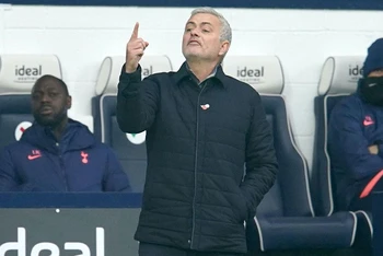 Tottenham bay cao và Mourinho lấy lại phong độ cũ.