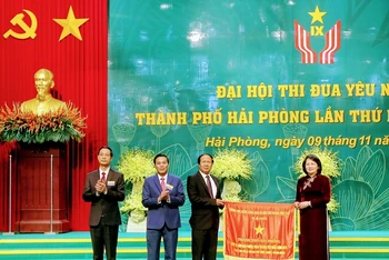 Phó Chủ tịch nước Đặng Thị Ngọc Thịnh đã trao Cờ thi đua của Chính phủ tặng thành phố Hải Phòng.