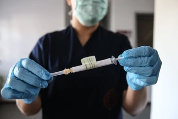 Một ống tiêm vaccine do Pfizer và BioNTech phối hợp phát triển. (Ảnh: Anadolu Agency/Getty Images)