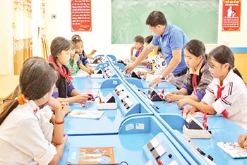 Thực hành ở phòng học bộ môn của thầy và trò Trường PTDTBT tiểu học và THCS La Pán Tẩn (huyện Mù Cang Chải, Yên Bái).