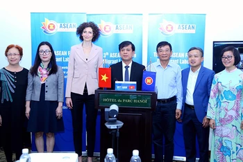 Đại biểu dự Diễn đàn trực tiếp ở Việt Nam.