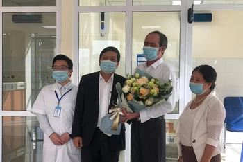 TS, BS Đinh Văn Lượng, Phó Giám đốc Bệnh viện Phổi Trung ương chúc mừng bệnh nhân xuất viện sáng 10-11.