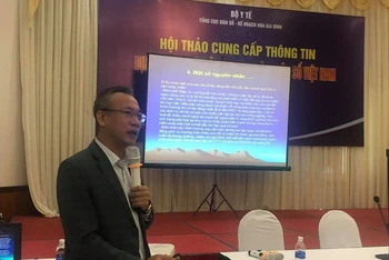 Ông Mai Trung Sơn, Phó Vụ trưởng Vụ Quy mô dân DS-KHHGĐ chia sẻ thông tin tại hội thảo.