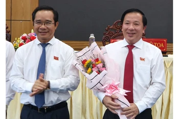 Đồng chí Nguyễn Văn Út (bên phải), tân Chủ tịch UBND tỉnh Long An, khóa 9.