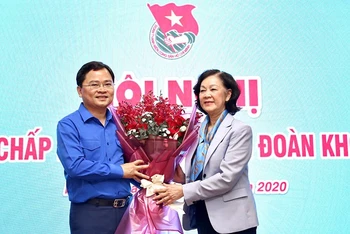 Đồng chí Trương Thị Mai tặng hoa chúc mừng tân Bí thư Thứ nhất T.Ư Đoàn TNCS Hồ Chí Minh, Nguyễn Anh Tuấn.