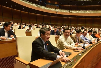 Đại biểu Quốc hội biểu quyết thông qua Nghị quyết về Kế hoạch phát triển kinh tế - xã hội năm 2021, sáng 11-11. Ảnh: DUY LINH