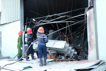 Cháy lớn tại Cụm Công nghiệp Khắc Niệm, ba công nhân bị thương