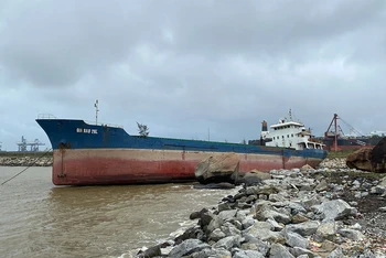 Nguy cơ tràn dầu từ tàu vận tải Gia Bảo đang bị nạn tại vùng biển cảng Dùng Quất.