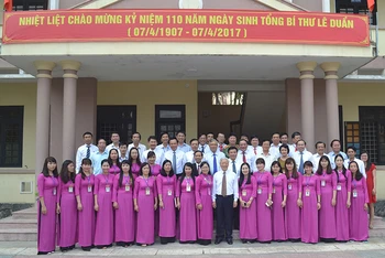 Tổng Bí thư, Chủ tịch nước Nguyễn Phú Trọng chụp ảnh lưu niệm với cán bộ, giảng viên Trường Chính trị Lê Duẩn tỉnh Quảng Trị.