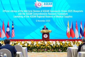 Thủ tướng Nguyễn Xuân Phúc, Chủ tịch ASEAN 2020 phát biểu tại lễ công bố. (Ảnh: DUY LINH)