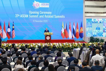 Thủ tướng Chính phủ Nguyễn Xuân Phúc phát biểu khai mạc Hội nghị Cấp cao ASEAN lần thứ 37 và các Hội nghị Cấp cao liên quan giữa ASEAN với các Đối tác. (Ảnh: DUY LINH)