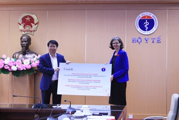 Đại sứ Canada tại Việt Nam Deborah Paul trao 120.000 khẩu trang N95 cho Thứ trưởng Y tế Trương Quốc Cường tại trụ sở Bộ Y tế.