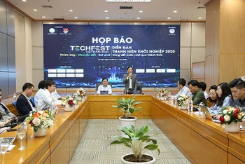 Thứ trưởng Khoa học và Công nghệ Trần Văn Tùng trao đổi thông tin về TECHFEST 2020 tại buổi họp báo.