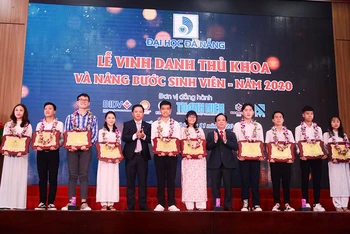 Đại học Đà Nẵng vinh danh thủ khoa và nâng bước sinh viên tới trường.