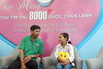 Niềm vui của bố con anh Ymi Mlô và bé H’nhun Niê (11 tuổi), người dân tộc Ê-đê, tỉnh Đác Lắc khi con gái anh được hỗ trợ phẫn thuật tim thành công vào tháng 9 vừa qua. 