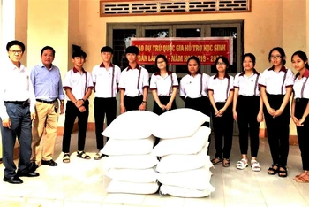 Cục Dự trữ Nhà nước nam Tây Nguyên cấp gạo cho học sinh vùng đặc biệt khó khăn ở huyện Cư Kuin, tỉnh Đắk Lắk năm học 2019-2020.