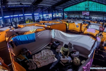 Người dân tránh bão tại trung tâm sơ tán ở TP Quezon. (Ảnh: Tân Hoa xã)