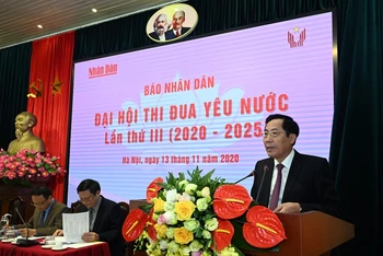 Đồng chí Thuận Hữu, Tổng Biên tập Báo Nhân Dân phát biểu ý kiến tại đại hội.