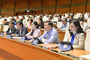 Đại biểu Quốc hội tiến hành biểu quyết bằng hệ thống điện tử.