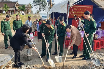 Đại diện Ban Thanh niên Quân đội và các đơn vị liên quan khởi công xây dựng nhà tặng anh Trần Hữu Diệu tại xã Lộc Thủy, huyện Lệ Thủy, tỉnh Quảng Bình.