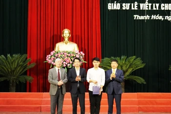 Trao học bổng cho tân sinh viên Trường Đại học Y Thái Bình Ngô Minh Hiếu.