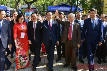 Tổng Bí thư, Chủ tịch nước Nguyễn Phú Trọng cùng các đại biểu dự lễ kỷ niệm 70 năm Ngày thành lập Trường THPT Nguyễn Gia Thiều.