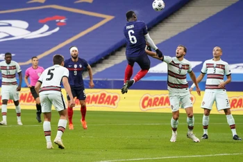 Paul Pogba trong nỗ lực thực hiện một pha đánh đầu trước sự bất lực của hàng thủ Bồ Đào Nha. (Ảnh: UEFA)